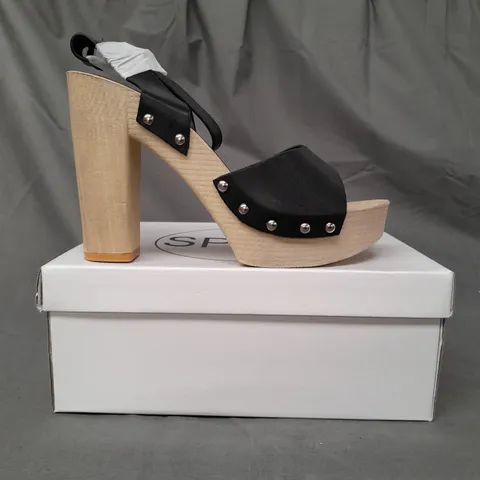 BOXED PAIR OF SPOT ON OPEN TOE HIGH BLOCK HEEL SANDALS IN BLACK SIZE 7