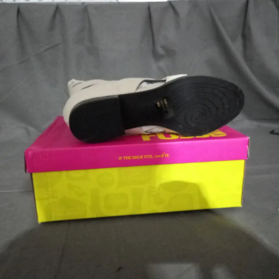 APPROXIMATELY 8 BOXED PAIR OF CHARLOTTE RUSSE SHOES TOSCA-124A IN VARIOUS SIZES TO INCLUDE SIZE 8 