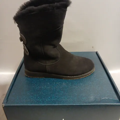 EMU ANDA SHEEPSKIN BOOTS IN BLACK - 8