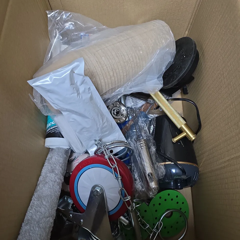 BOX OF APPROXIMATELY 15 ASSORTED HOUSEHOLD ITEMS TO INCLUDE MILK FROTHER, NOTEBOOK AND PEN AND A PACK OF ELBOW GREASE POWER CLOTHS