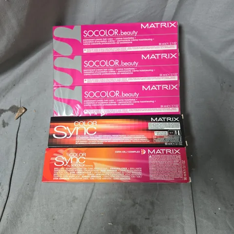 BOX OF APPROXIMATELY 24 ASSORTED MATRIX HAIR CARE PRODUCTS INCLUDING SO COLOR BEAUTY DARK BROWN GOLD AND COLOR SYNC DARK BLONDE ASH/LIGHT BLONDE NATURAL/LIGHT BROWN MOCHA VIOLET/LIGHT BROWN ASH