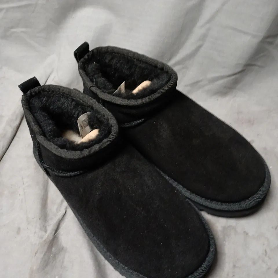 UGG WOMEN'S BLACK SUEDE ANKLE BOOTS WITH FAUX FUR LINING SIZE 2.5