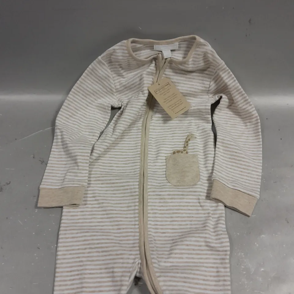 THE WHITE COMPANY ORGANIC COTTON GIRAFFE POCKET STRIPE SLEEPSUIT - 1-2YRS