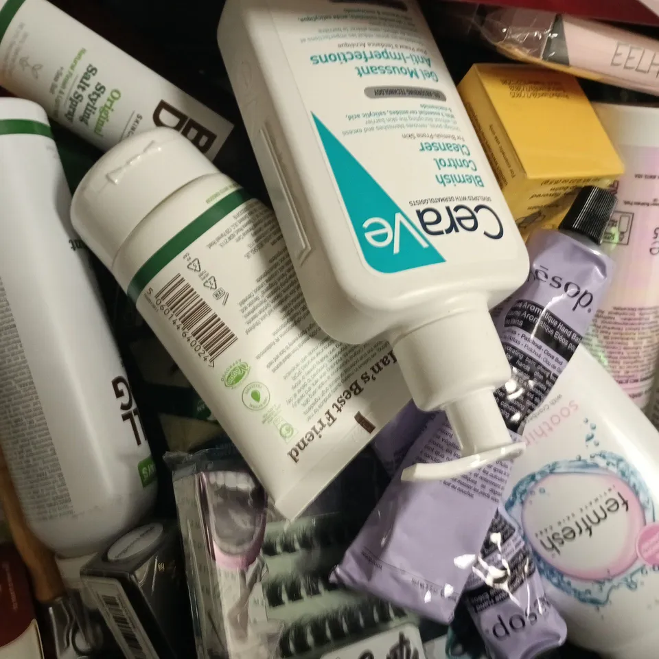 APPROXIMATELY 20 ASSORTED COSMETIC ITEMS TO INCLUDE BULL DOG, SOAP & GLORY, ETC - COLLECTION ONLY