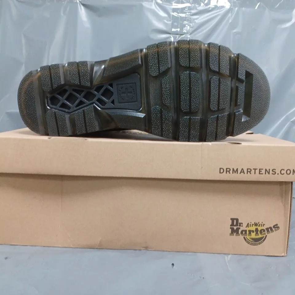 BOXED PAIR OF DR MARTENS ZEBZAG BOOTS IN BLACK/CHARCOAL SIZE UK 11