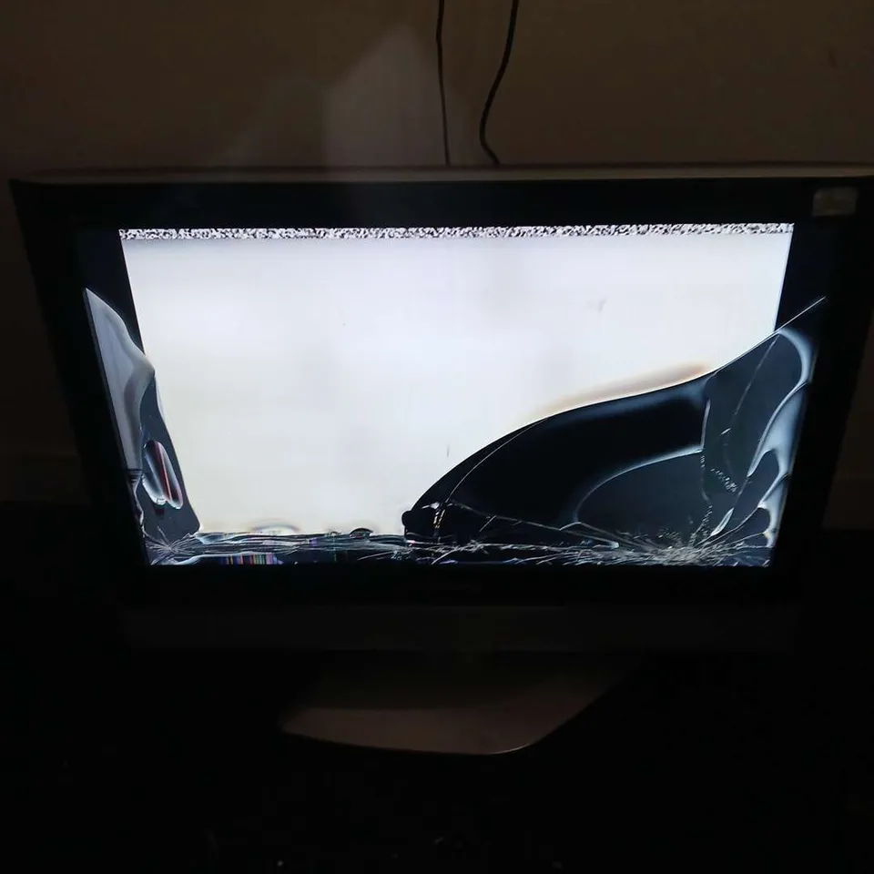 PANASONIC TX-32LXD52 LCD TV – DAMAGED SCREEN - COLLECTION ONLY