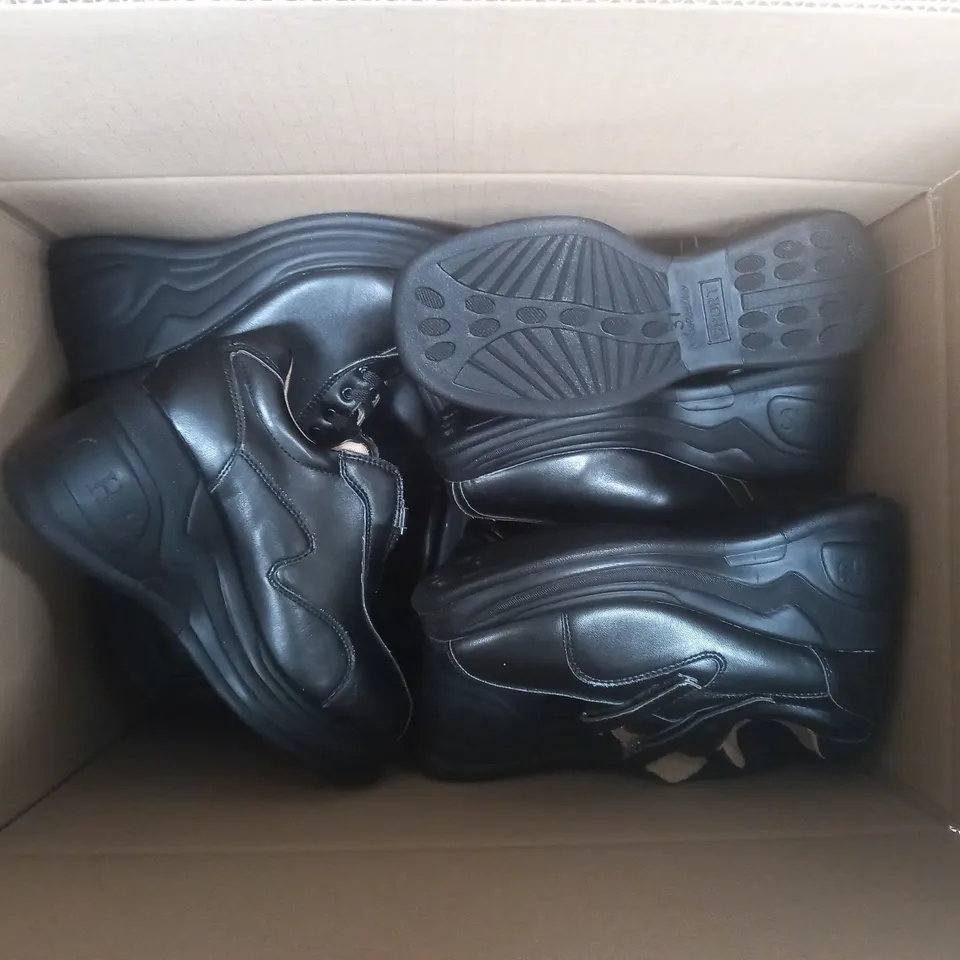BOX OF APROX 5 ASSORTED PAIRS OF SHOES IN VARIOUS STYLES AND SIZES TO INCLUDE AUROCHS,DOLI-BERRY, ETC.