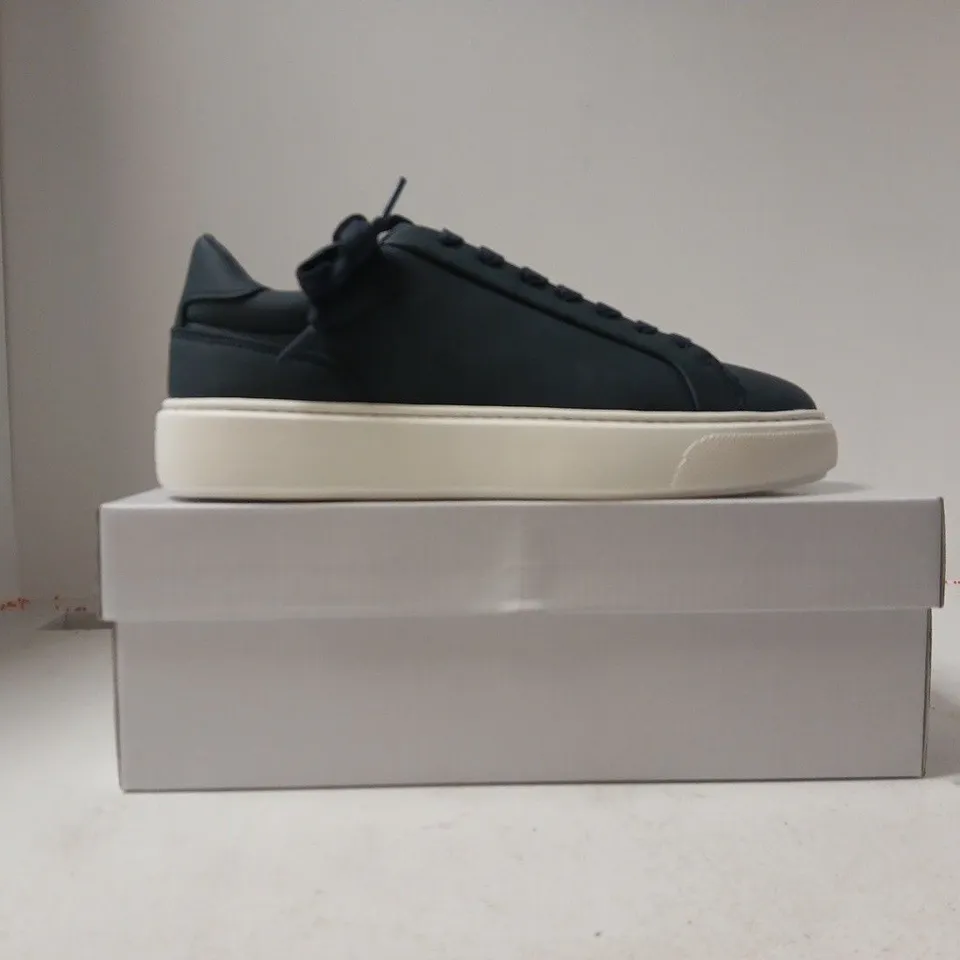 BOXED PAIR OF CLOSURE CLASSIC TRAINERS IN NAVY SIZE UK 10