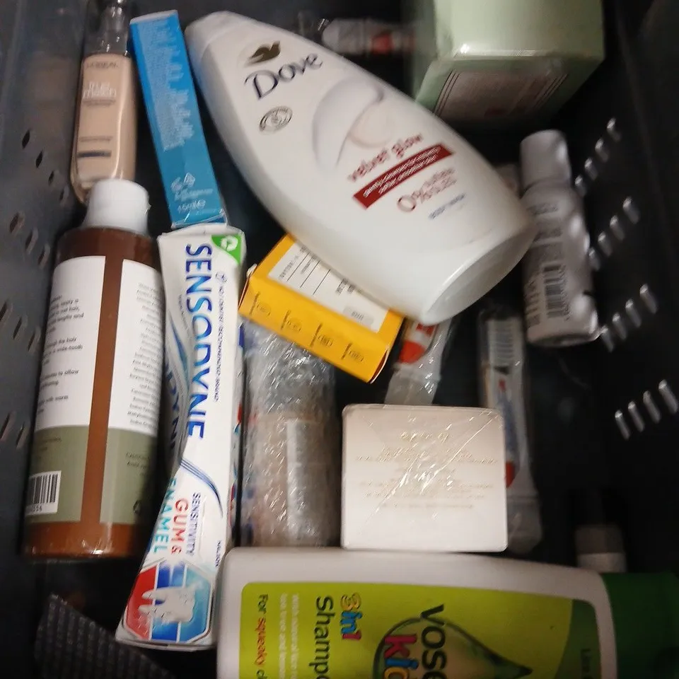 APPROXIMATEY 20 ASSORTED HEALTH AND BEAUTY PRODUCTS TO INCLUDE - SOAP&GLORY BODY WASH - BED HEAD SMOOTHING CREAM - SANEX SHOWER GEL - ETC