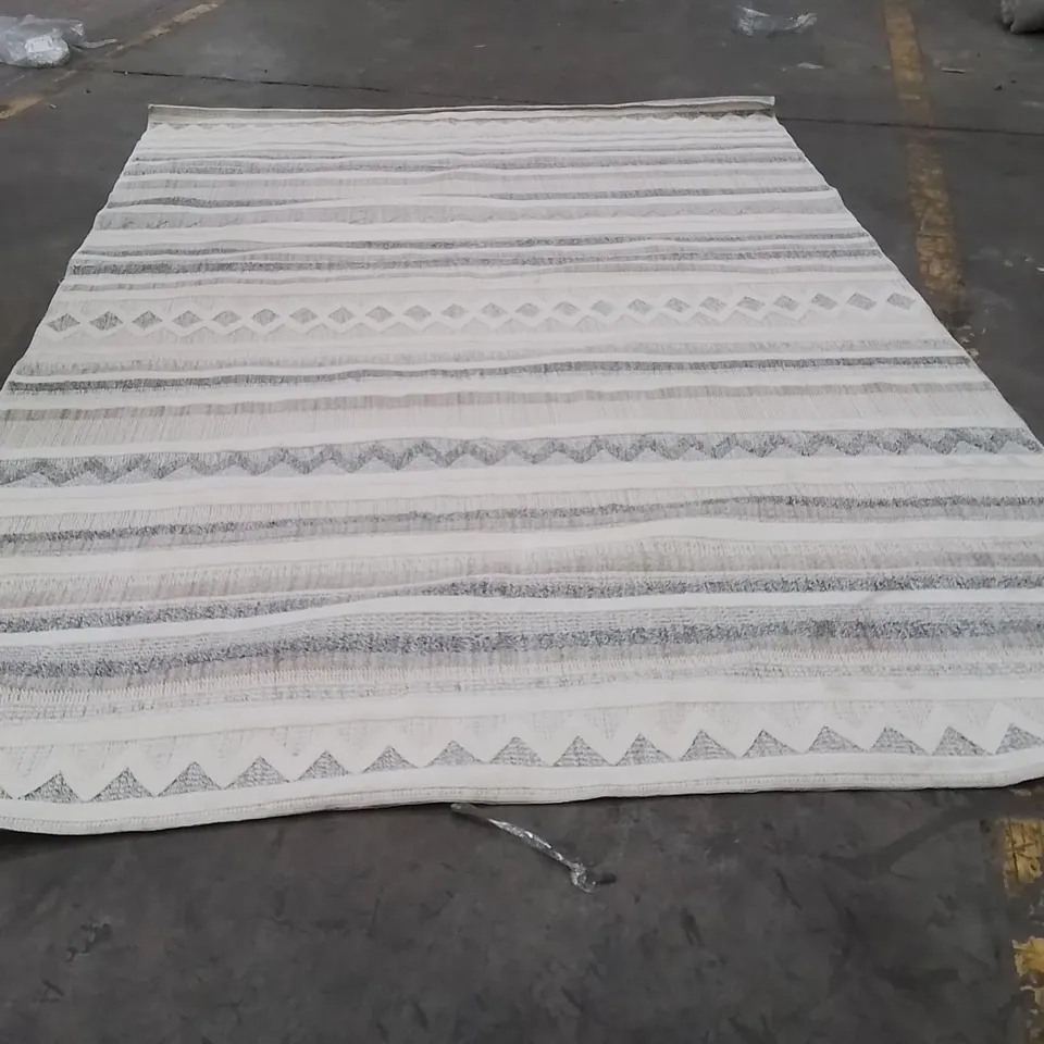 QUALITY DESIGNER AREA RUG APPROXIMATELY 290X194CM