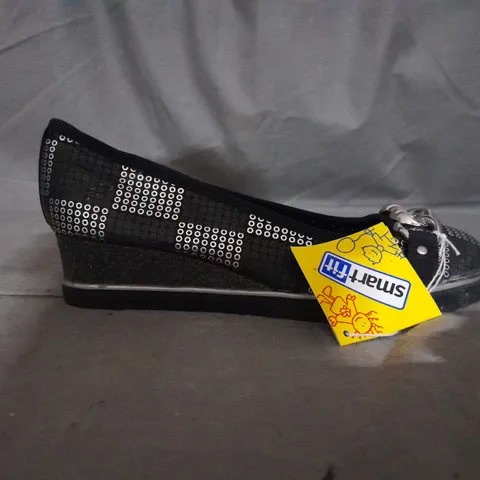 APPROXIMATELY 10 PAIRS OF SMART FIT FLAT SLIP ON SHOES IN VARIOUS SIZES TO INCLUDE SIZE 4