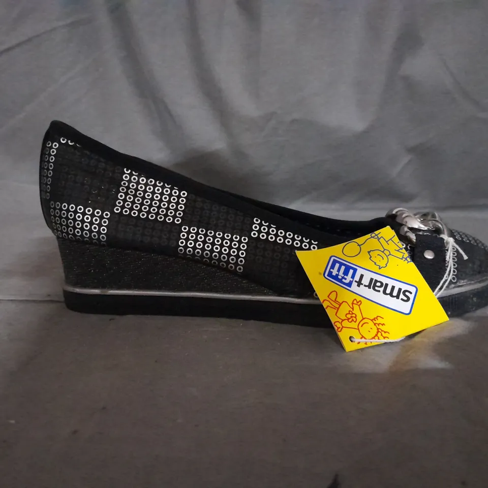 APPROXIMATELY 10 PAIRS OF SMARTFIT KIDS FLAT SLIP ON SHOES IN VARIOUS SIZES TO INCLUDE SIZE 4.5