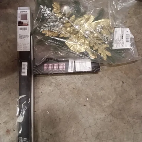 PALLET OF ASSORTED ITEMS INCLUDING - ROLLER BLIND, HAIR COMB, FESTIVE DECORATION 