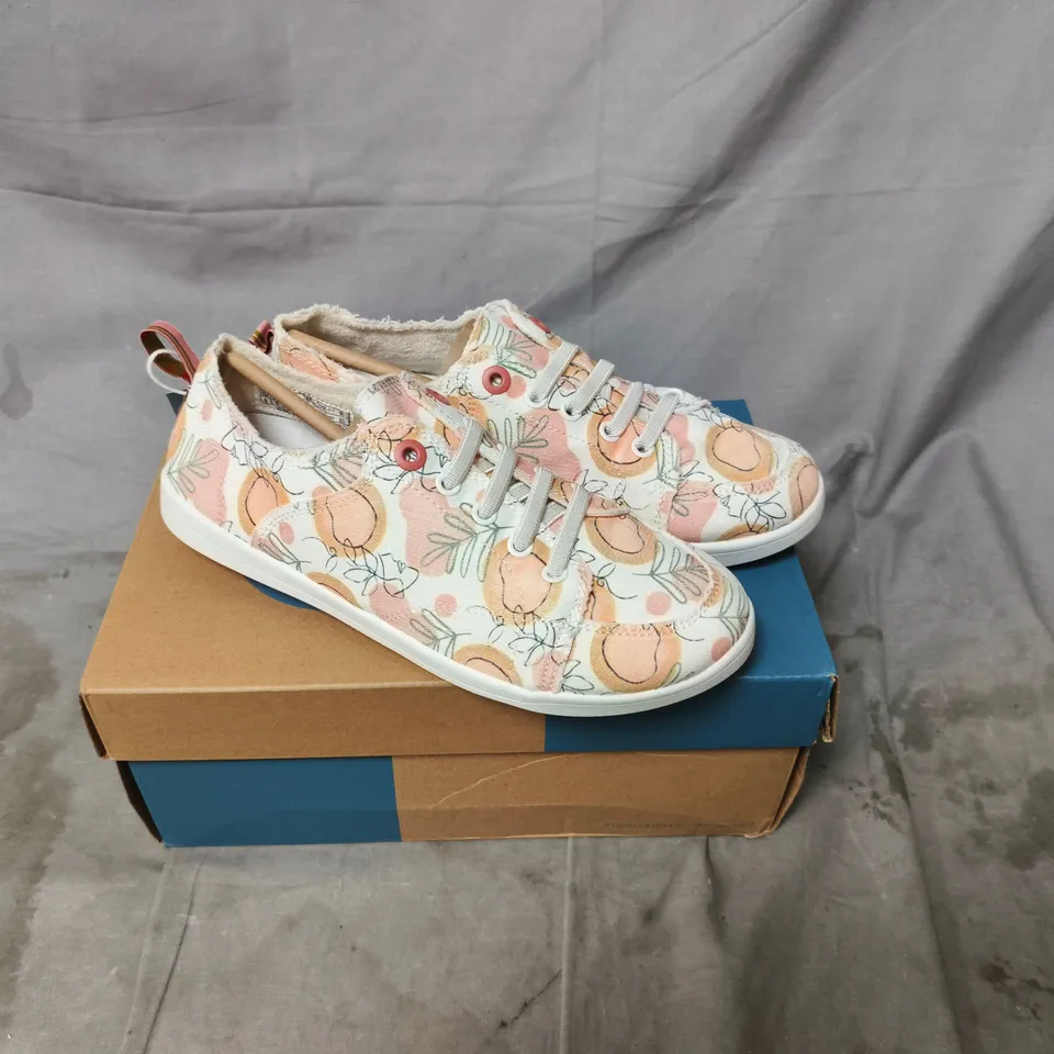 VIONIC BEACH WOMEN'S FLORAL PATTERN SNEAKER – PEACH/WHITE UK SIZE 6