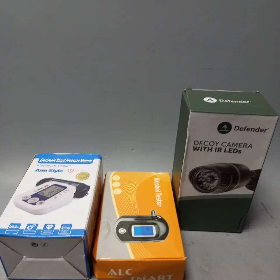 APPROXIMATELY 10 ASSORTED ELECTRICAL PRODUCTS TO INCLUDE DECOY CAMERA , ALCOHOL TESTS , PRESSURE MONITOR , ETC 