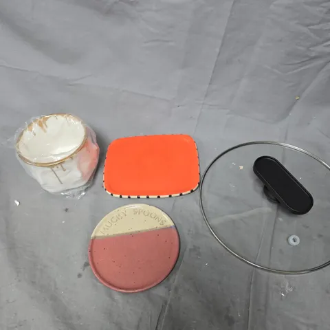 APPROXIMATELY 6 ASSORTED HOUSEHOLD PRODUCTS TO INCLUDE DECORATIVE MUG, HOME DECOR, COASTER ETC 