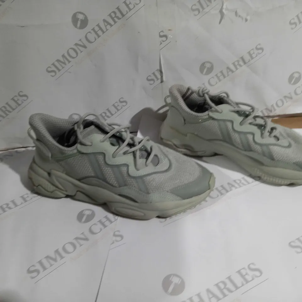 BOXED PAIR OF ADIDAS OZWEEGO GREY TRAINERS SIZE UK 5 1.2