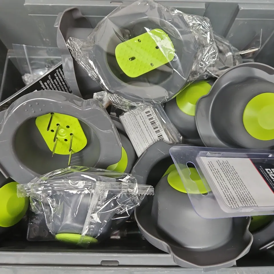 APPROXIMATELY 15 ASSORTED HOUSEHOLD ITEMS TO INCLUDE VEGETABLE CHOPPER ACCESSORIES, ADVANTA BOBBIN GREEN, MEAT CLEAVER, ETC