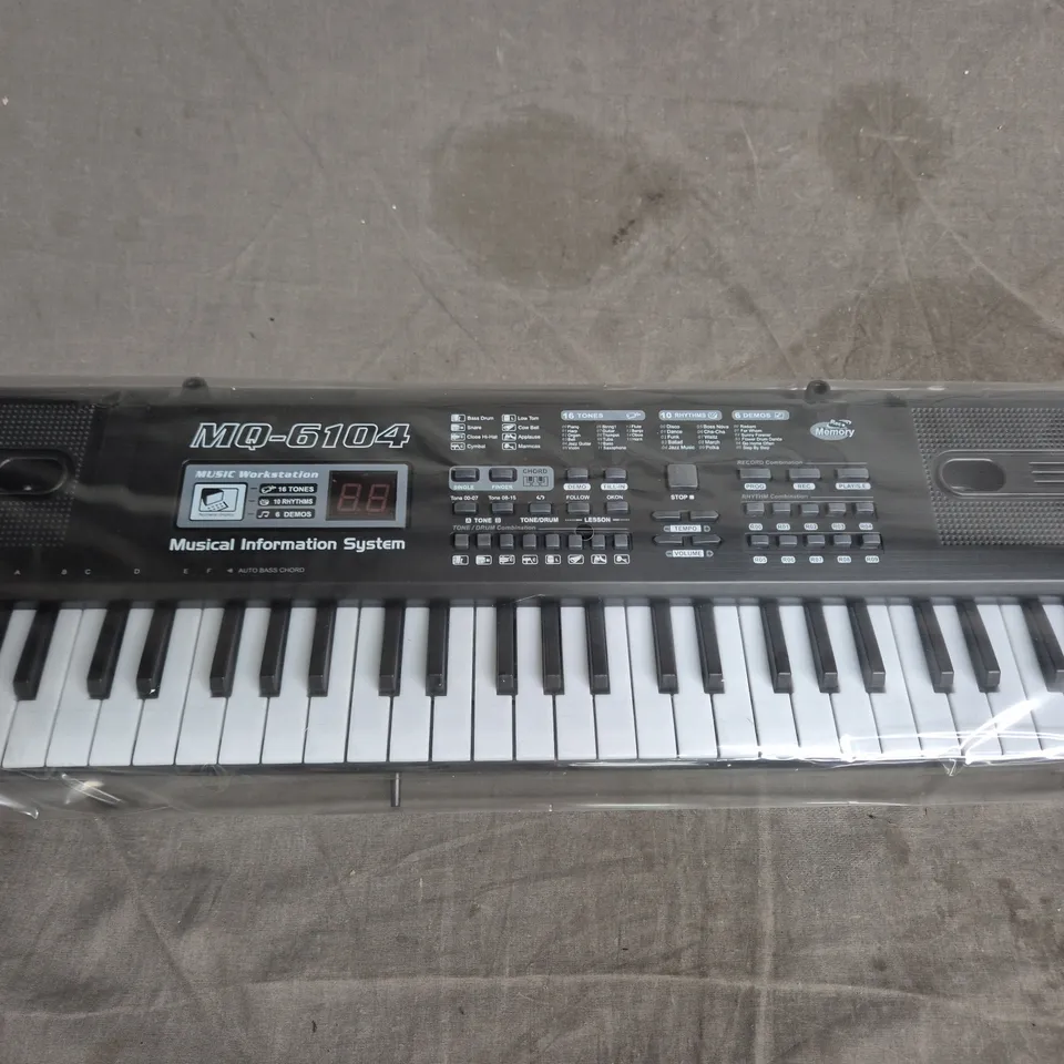 MQ-6104 KEYBOARD WITH BUILT-IN SPEAKERS