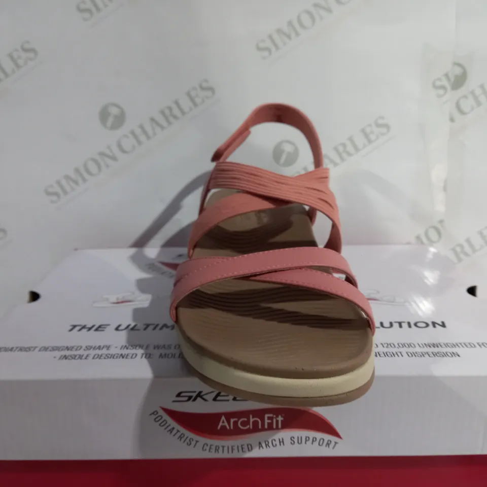 BOXED PAIR OF SKECHERS ARCHFIT HEELED OPEN TOE SANDALS - SIZE 7