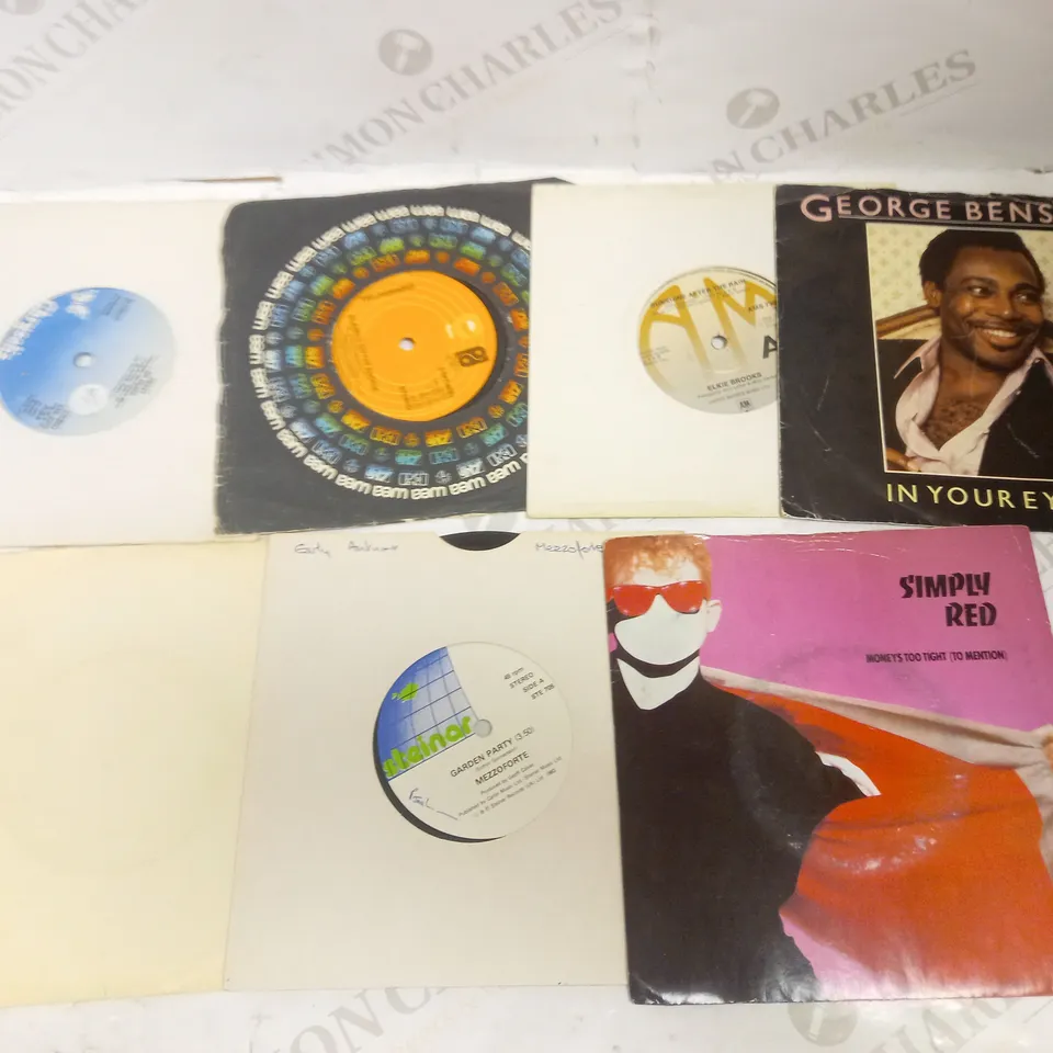 LOT OF APPROXIMATELY 20 VINYL SINGLES, TO INCLUDE SIMPLY RED, THE JACKSONS, BLONDIE, ETC