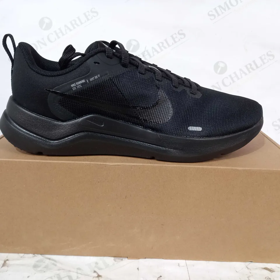 BOXED PAIR OF NIKE RUNNING DOWNSHIFTER 12 TRAINERS IN BLACK UK SIZE 8