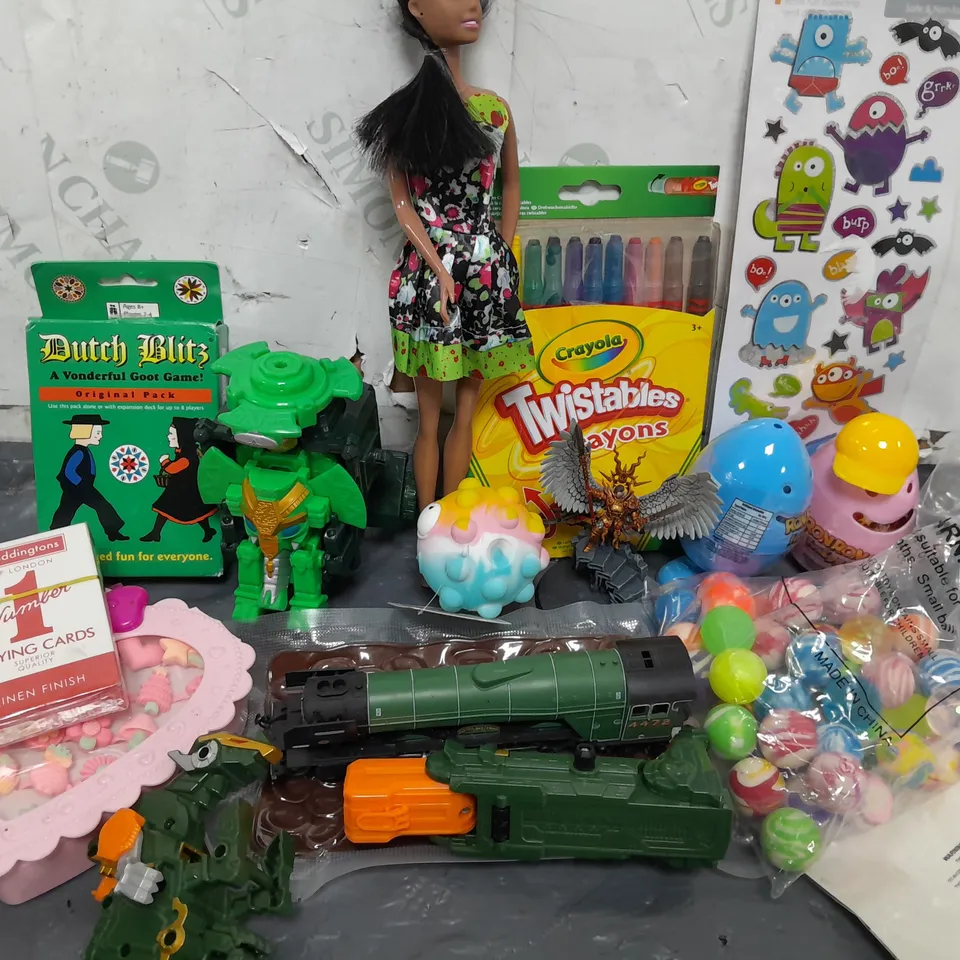 APPROXIMATELY 20 ASSORTED TOYS & GAMES PRODUCTS TO INCLUDE WARHAMMER FIGURE, BOUNCY BALLS, CRAYOLA CRAYONE, ETC