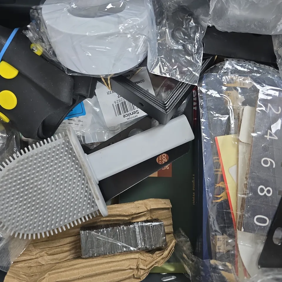 APPROXIMATELY 10 ASSORTED HOUSEHOLD ITEMS TO INCLUDE SLIM WATERPROOF FLY BOX, ETC