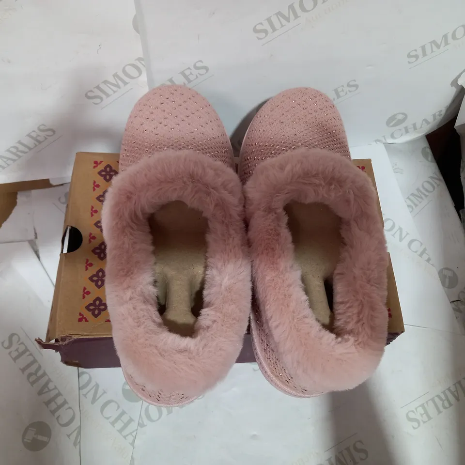 BOXED PAIR OF SKECHERS PLUM COSY SLIPPERS  - SIZE 5