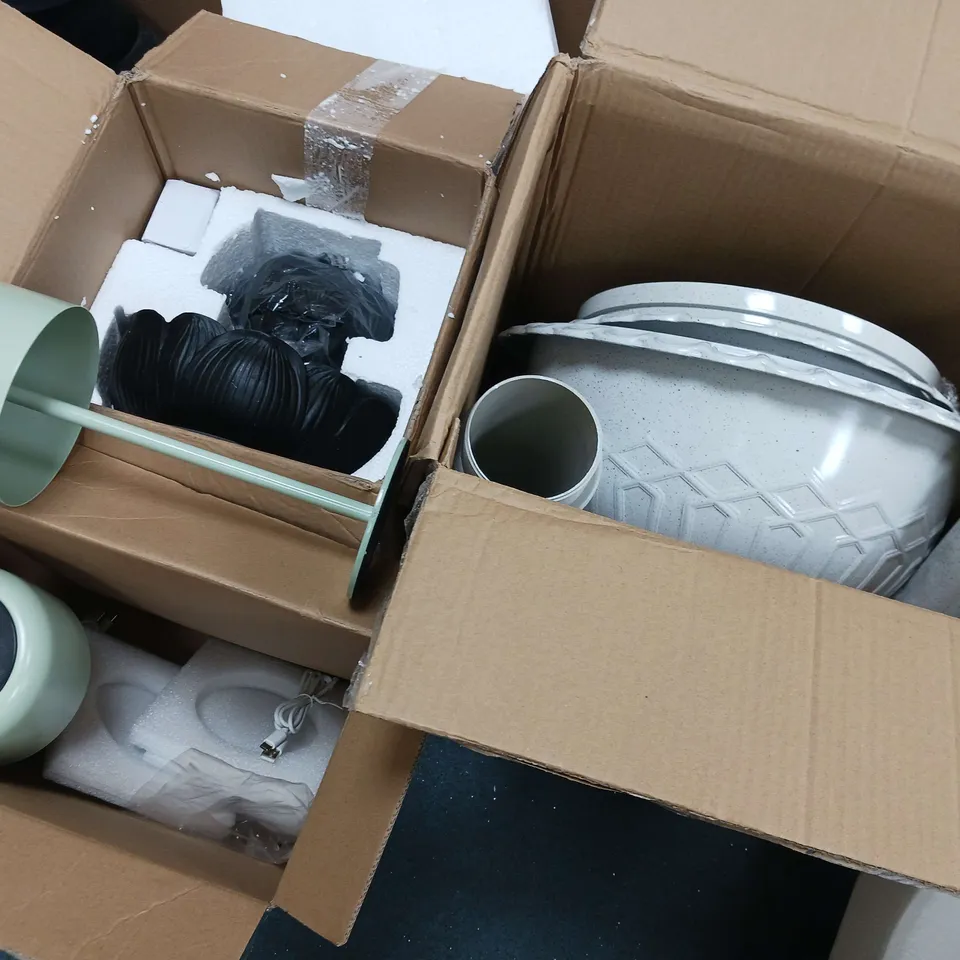 LOT OF 9 ASSORTED HOUSEHOLD ITEMS TO INCLUDE SELF WATERING PLANTER, SOLAR FOUNTAIN, TABLE LAMPS AND GARDEN ORNAMENT