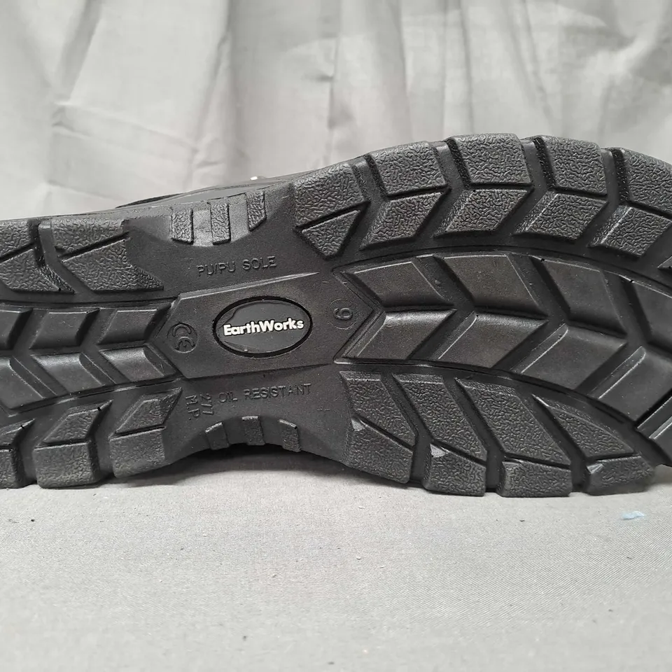 PAIR OF EARTHWORKS SAFETY BOOTS IN BLACK UK SIZE 9