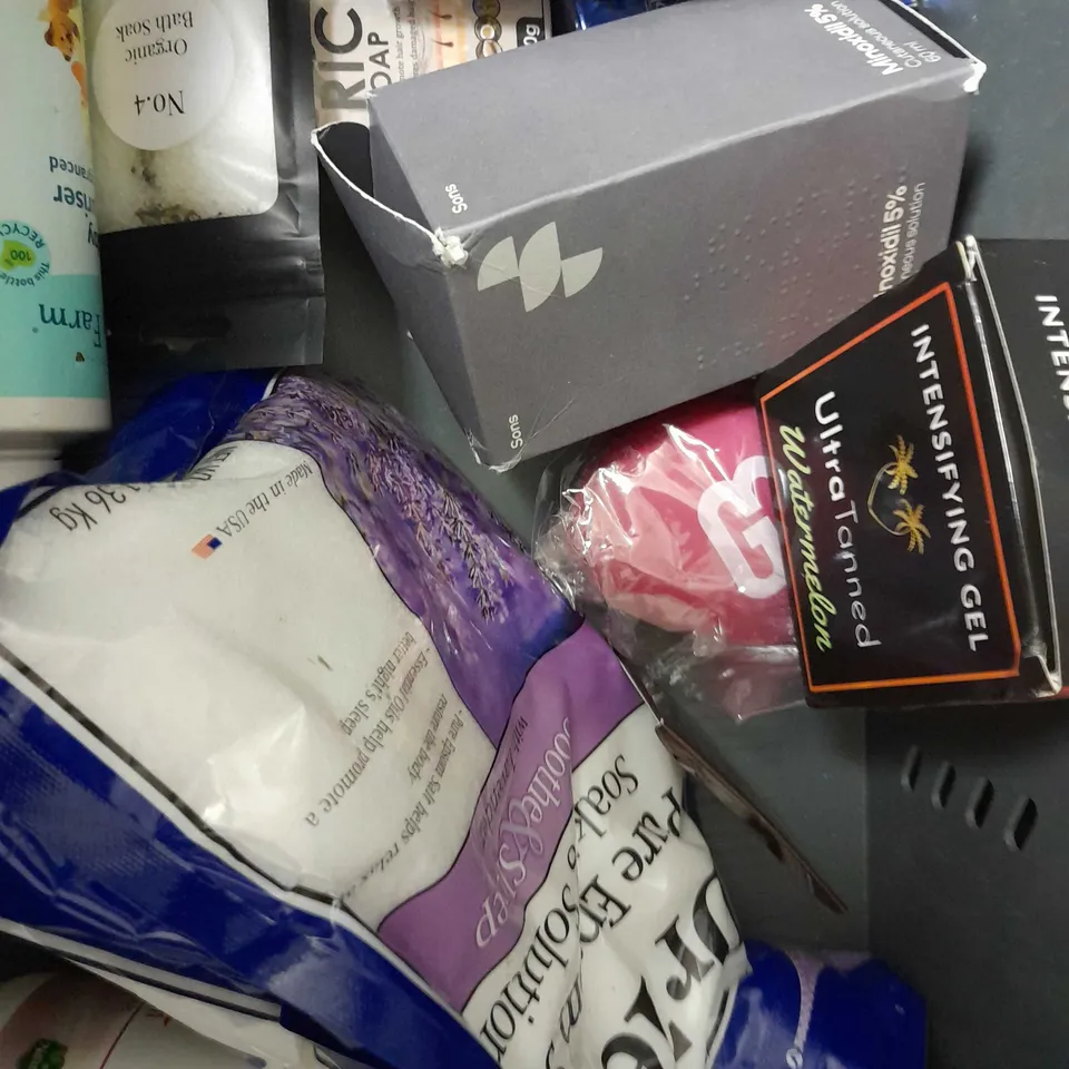 LOT OF APPROX 15 ASSORTED BEAUTY PRODUCTS TO INCLUDE AVEENO BABY GENTLE BATH WASH, ESPA SHOWER GEL, MOLTON BROWN SHOWER GEL, ETC 
