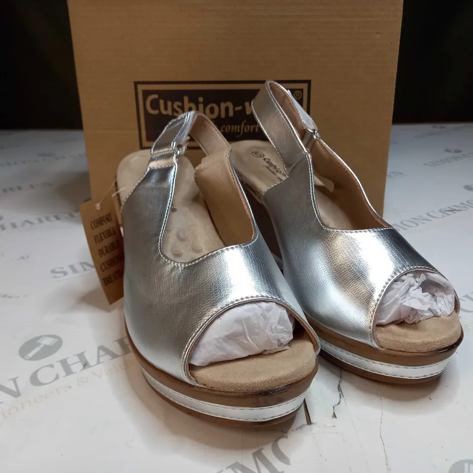 CUSHION WALK STRAPPD WEDGE SHOE - SILVER - SIZE 5