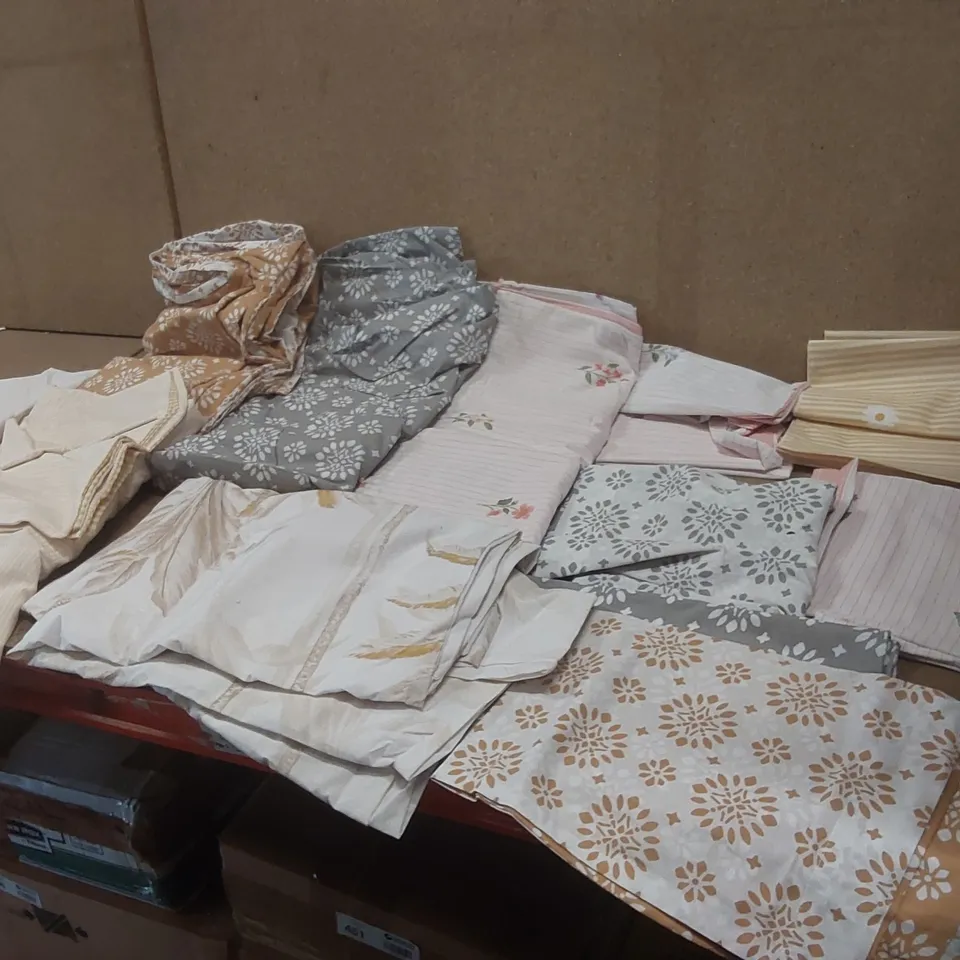 BOX CONTAINING A VERY LARGE QUANTITY OF ASSORTED BEDDING ITEMS