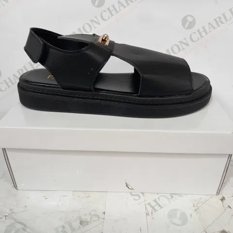 BOXED PAIR OF FASHION OPEN TOE LEATHER SANDALS IN BLACK EU SIZE 41