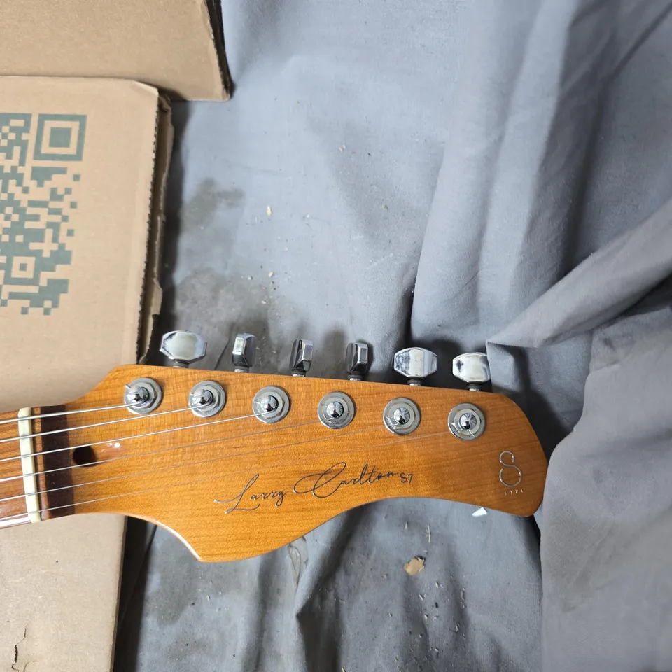 DONNER LARRY CARLTON SIGNATURE STRATOCASTER-STYLE ELECTRIC GUITAR – METALLIC GOLD