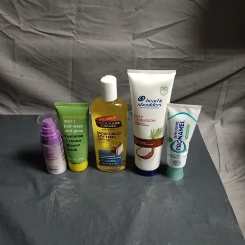 APPROXIMATEY 20 ASSORTED HEALTH AND BEAUTY PRODUCTS TO INCLUDE - HEAD & SHOULDERS CONDITIONER - PALMER'S COCOA BUTTER BODY OIL AND SENSODYNE PRONAMEL TOOTHPASTE