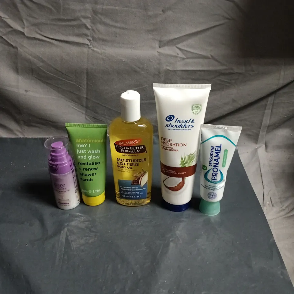 APPROXIMATEY 20 ASSORTED HEALTH AND BEAUTY PRODUCTS TO INCLUDE - HEAD & SHOULDERS CONDITIONER - PALMER'S COCOA BUTTER BODY OIL AND SENSODYNE PRONAMEL TOOTHPASTE