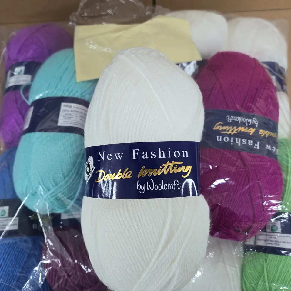 APPROXIMATELY 10 BALLS OF WOOL