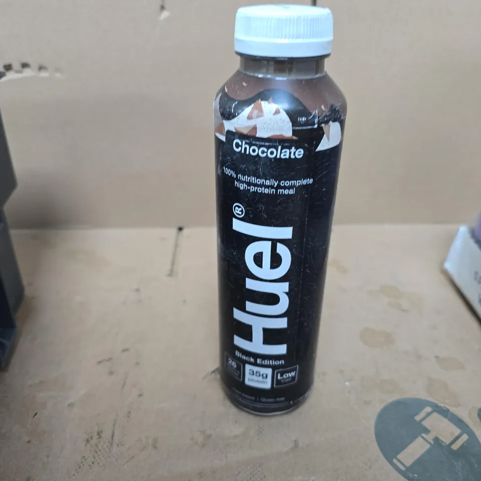 TOTE OF APPROXIMATELY 10 ASSORTED FOOD AND DRINK ITEMS TO INCLUDE: HUEL CHOCOLATE