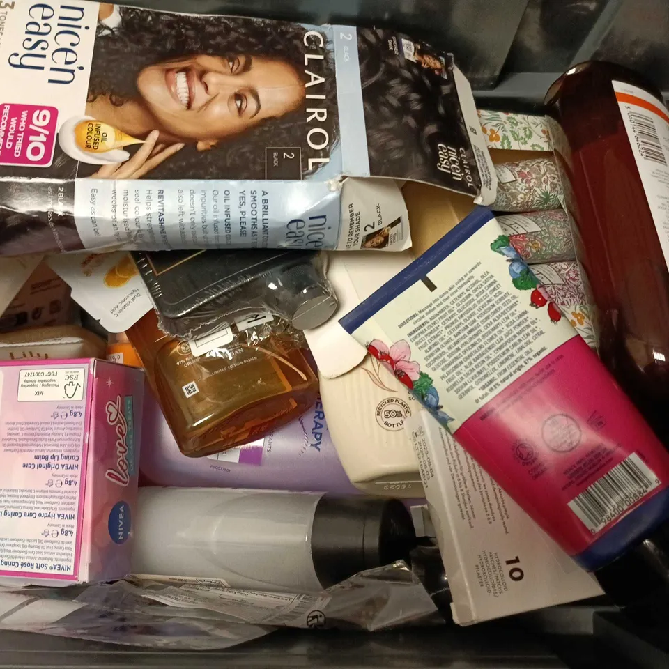 APPROXIMATELY 15 ASSORTED HEALTH & BEAUTY PRODUCTS TO INCLUDE JOHN FRIEDA FRIZZ EASY CONDITIONER, BULL DOG SHOWER GEL, NEALS YEARD BODY POLISH, ETC