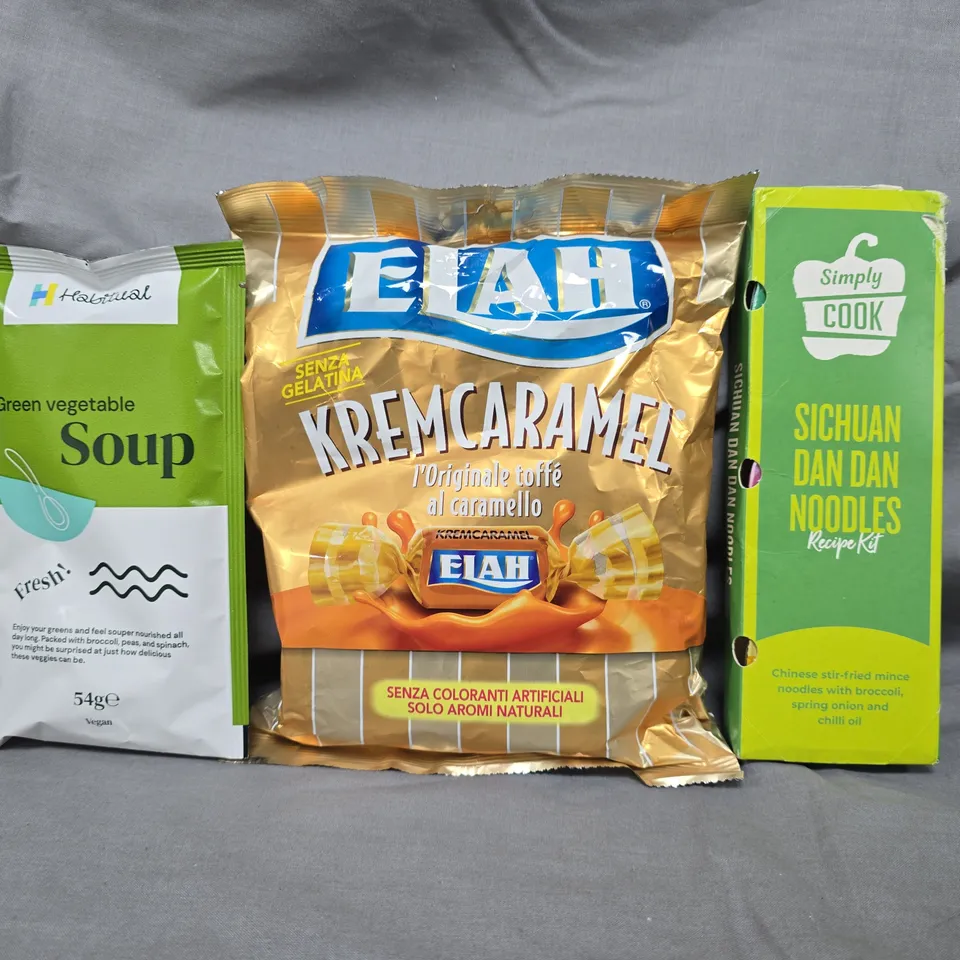 APPROXIMATELY 8 ASSORTED FOOD & DRINK ITEMS TO INCLUDE GREEN VEGETABLE SOUP, DAN DAN NOODLES, ELAH, ETC - COLLECTION ONLY