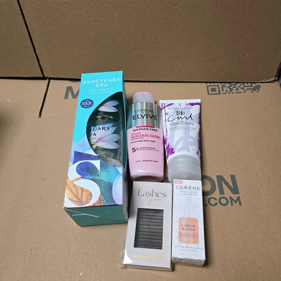 APPROXIMATELY 20 ASSORTED COSMETIC ITEMS TO INCLUDE SANCTUARY SPA AQUA SERENITY, LOREAL ELVIVE SHAMPOO, BB CURL 3 IN 1 CONDITIONER, LASHES BY COLBIE ETC