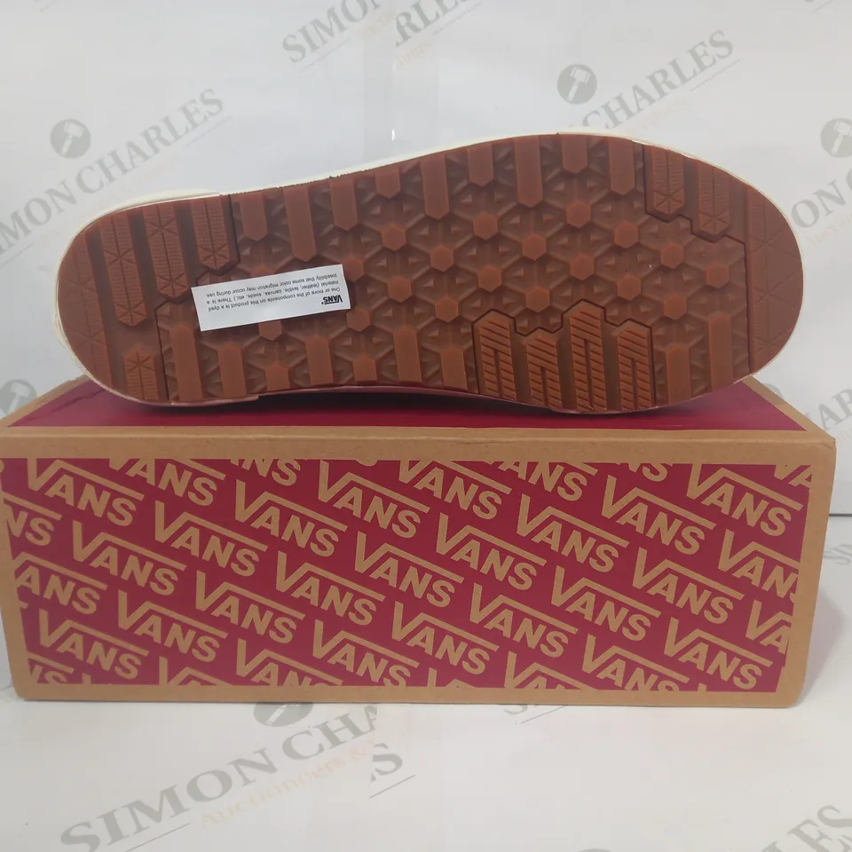 BOXED PAIR OF VANS OLD SKOOL MTE SHOES IN BLACK/WHITE UK SIZE 10.5