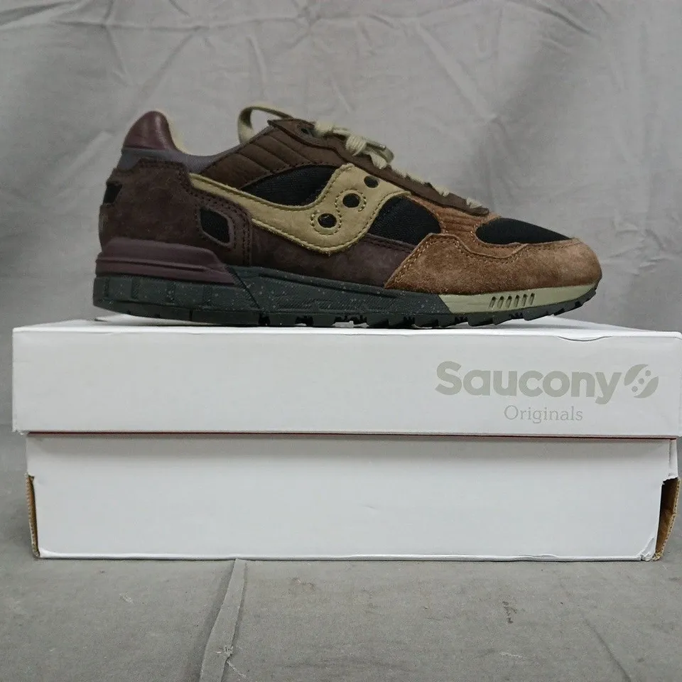 BOXED PAIR OF SAUCONY SHADOW 5000 TRAINERS IN BROWN/PLUM SIZE UK 6.5
