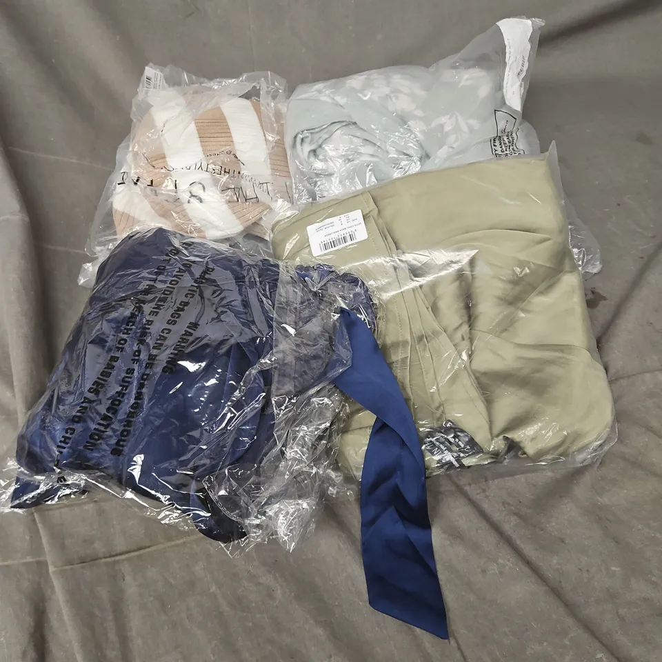 APPROXIMATELY 20 ASSORTED CLOTHING ITEMS IN VARIOUS STYLES AND SIZES 
