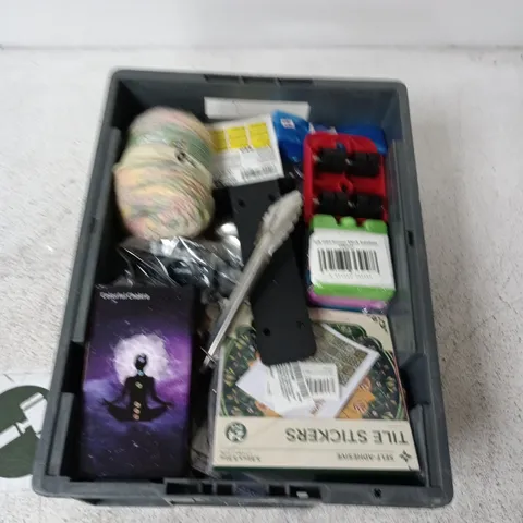 BOX CONTAINING A MIX OF APPROXIMATELY 15 ASSORTED HOUSEHOLD ITEMS INCLUDING RAINBOW YARN, TAPE DISPENSER, MINI FREEZER BLOCKS ETC. 