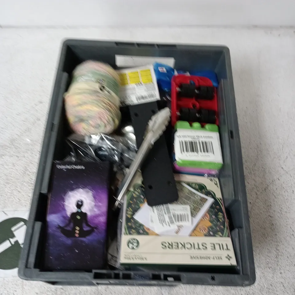 BOX CONTAINING A MIX OF APPROXIMATELY 15 ASSORTED HOUSEHOLD ITEMS INCLUDING RAINBOW YARN, TAPE DISPENSER, MINI FREEZER BLOCKS ETC. 