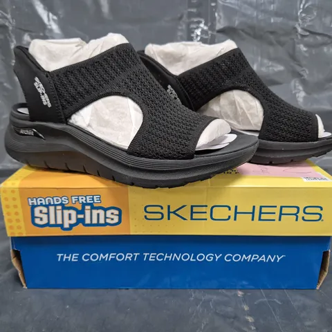 BOXED PAIR OF SKECHERS ARCH FIT SANDALS IN BLACK SIZE 5