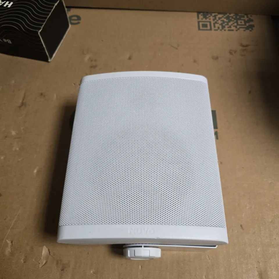 BOX OF APPROXIMATELY 12 ASSOERTED ELECTRICAL ITEMS INCLUDING HAIR STYLING COMB , ON WALL SPEAKER AND MOTOROLA BACK UP LINE PHONE 